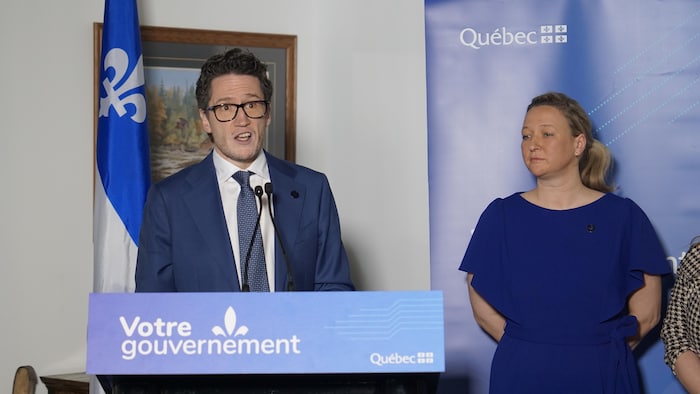 Les ministres Benoit Charette et Maïté Blanchette Vézina font une annonce.