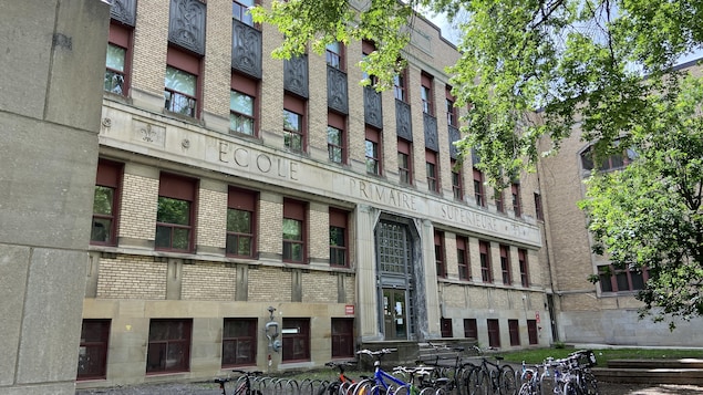 La façade de l'École Le Plateau, avec des vélos stationnés devant le bâtiment.