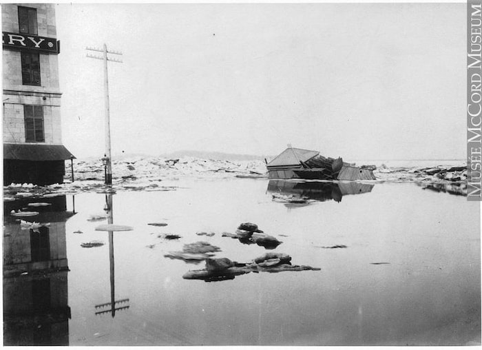 Une vue vers le fleuve depuis la place Jacques-Cartier à Montréal en 1886. L'eau recouvre complètement le port.