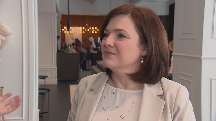 Véronyque Tremblay en entrevue dans un hôtel.