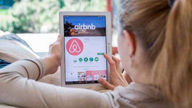 Une femme consulte le site Internet d'Airbnb.