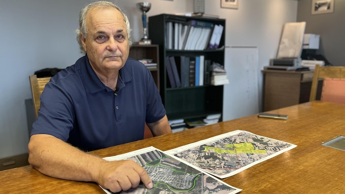 Le maire Mario Lasalle montre une carte de la municipalité de Crabtree.