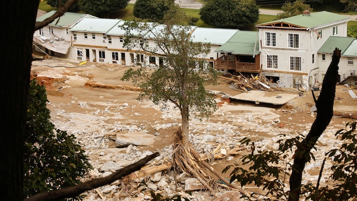 Des débris violemment emportés par la rivière Broad restent enroulés autour d'un arbre qui a survécu aux torrents pendant la tempête tropicale Helene, à Chimney Rock, en Caroline du Nord, aux États-Unis, le 1er octobre 2024.