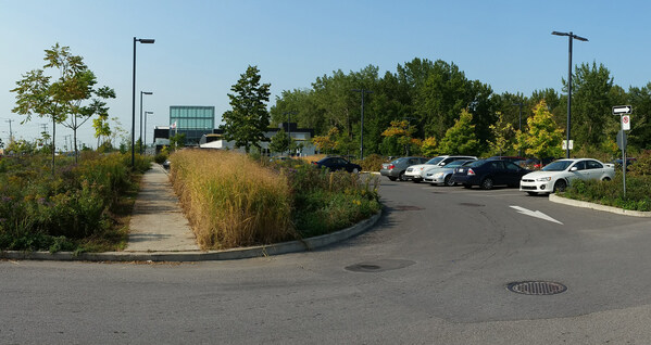 Le stationnement de la Bibliothèque du Boisé, première bibliothèque certifiée LEED Platine au Canada en 2015, avec notamment quatre cases de stationnement munies de bornes de recharge pour véhicules électriques. Saint-Laurent va désormais encore plus loin dans le stationnement écoresponsable. (Groupe CNW/Ville de Montréal - Arrondissement de Saint-Laurent)