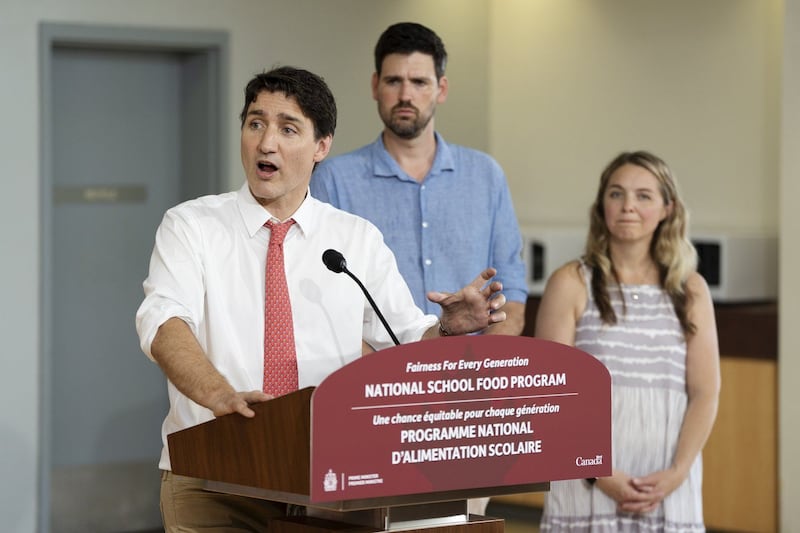 Le premier ministre Justin Trudeau, à gauche, lors d'une annonce avec le ministre du Logement, Sean Fraser, et la ministre de la Famille, Jenna Sudds.|800x533.1428571428571