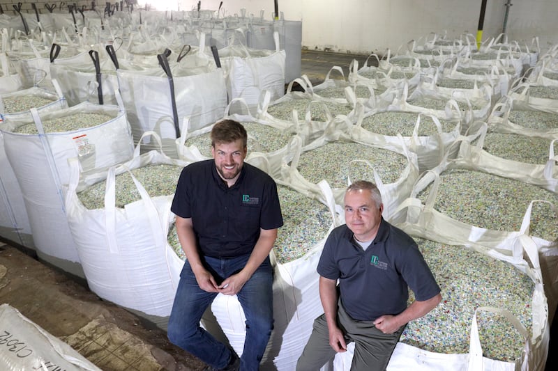 Jonathan B.-Mailhot, responsable des ventes et achats, et Jean-Sébastien Hétu, copropriétaire et vice-président aux opérations, chez Plastiques DC et ÉnergiPlast. |800x533.3333333333334