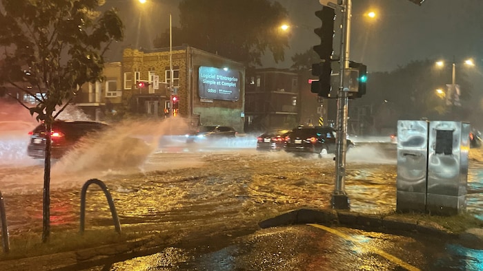 Un débordement d'eau dans une rue.