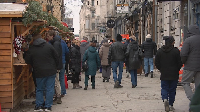 Des gens marchent dans une rue du Vieux-Québec.