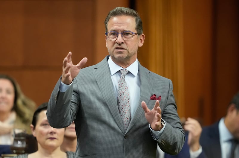 Le chef du Bloc Yves-François Blanchet désapprouve l’idée émise par François Legault de forcer la moitié des 160 000 demandeurs d’asile présents au Québec à déménager.|800x528.9228159457167