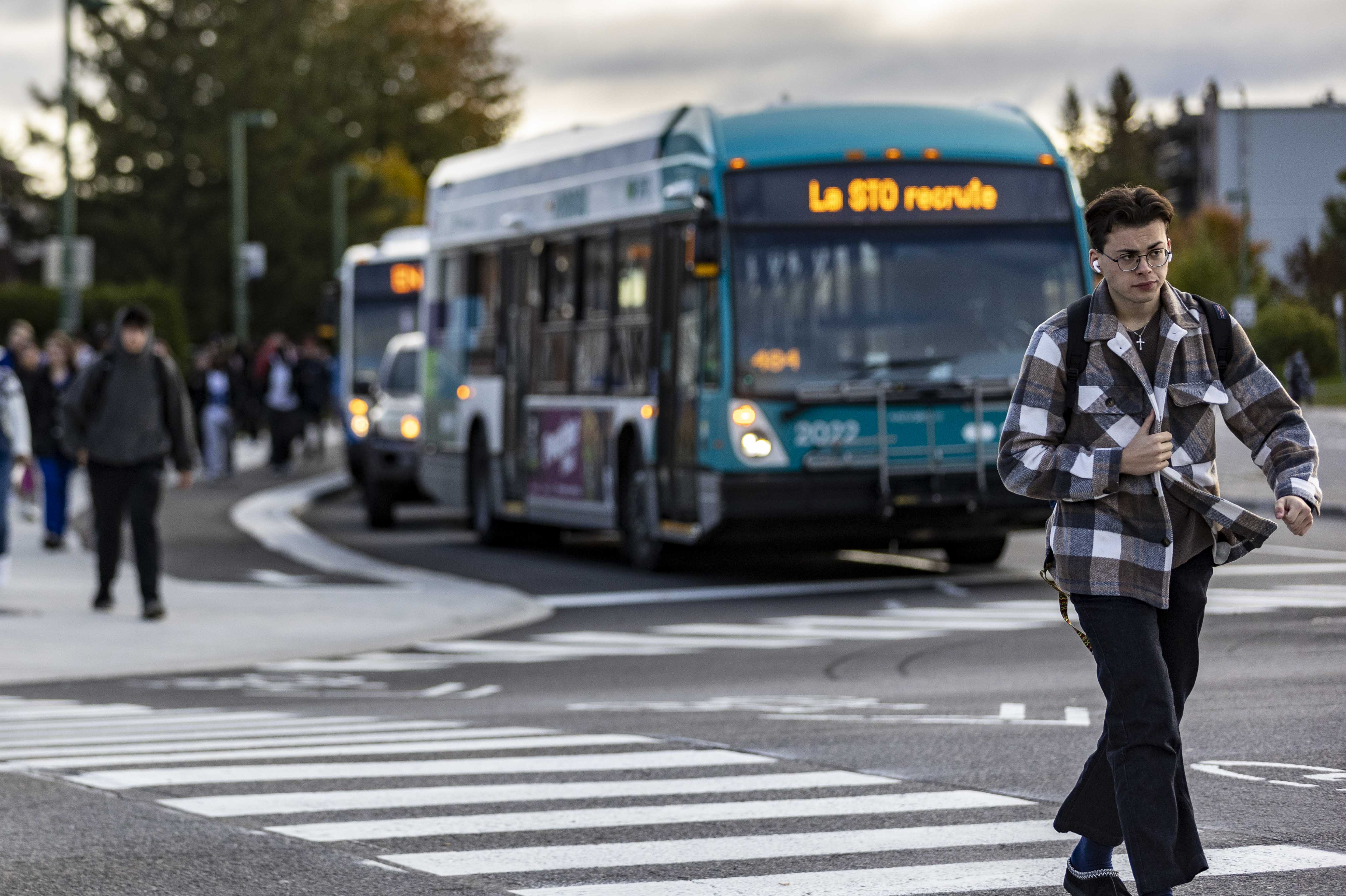 Réfection du terminus Gabrielle-Roy, des étudiants arrivent au cégep à bord d'autobus de la STO.