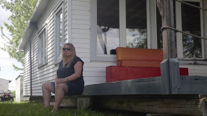 Portrait de Fannie Martin assise devant son chalet.