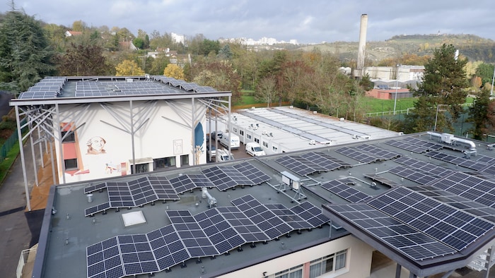 Des panneaux solaires sur le toit d'une école à Dijon, en France.