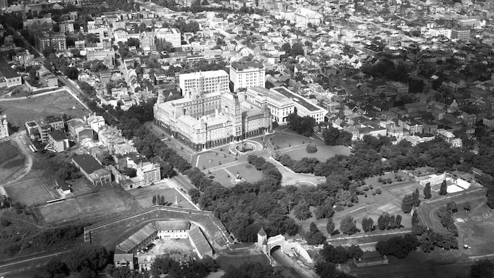Une vue aérienne du secteur de la colline Parlementaire remontant à l'été 1935 montre une bonne partie des fortifications, des dizaines de pâtés de maisons disparus tout autour du parlement et permet de voir le faubourg Saint-Jean-Baptiste et la basse-ville jusqu'aux limites de Saint-Sauveur.