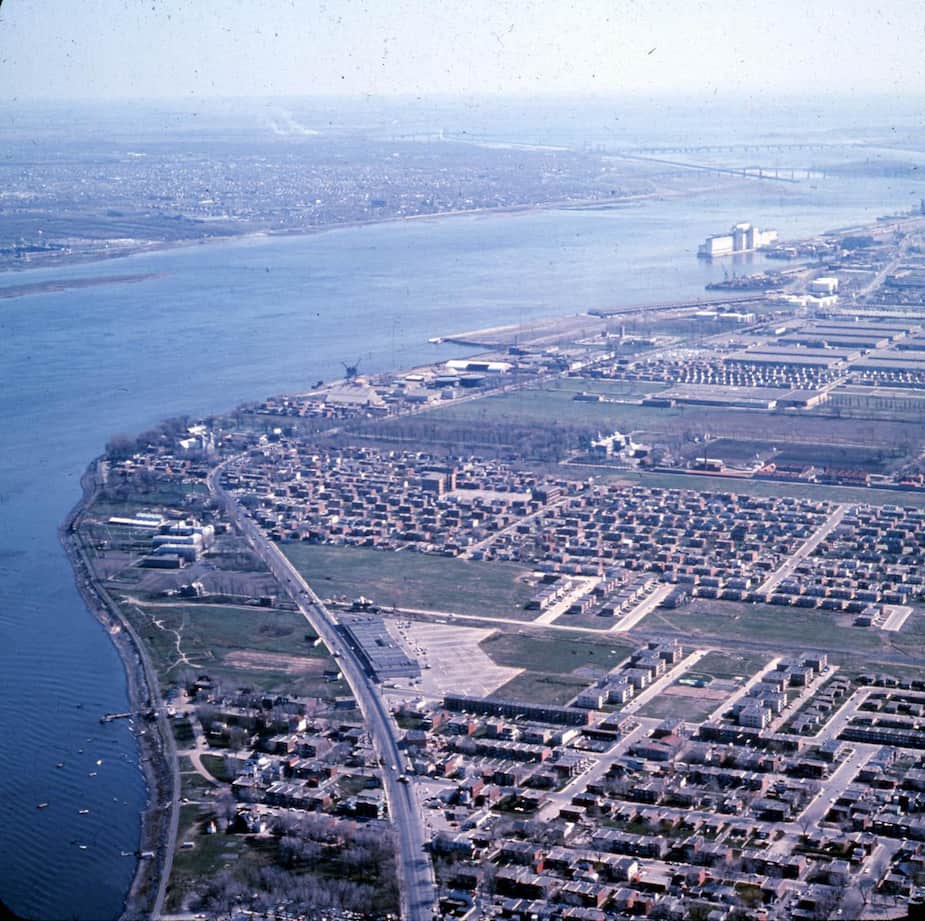 Vue aérienne du vieux village de Longue-Pointe avant sa démolition, en 1964