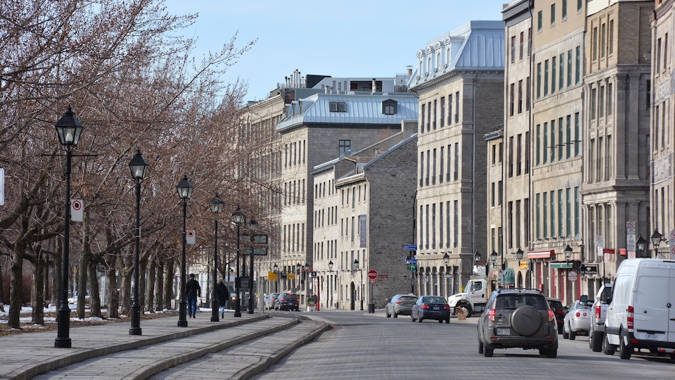Des voitures circulent sur la rue de la Commune, à Montréal.