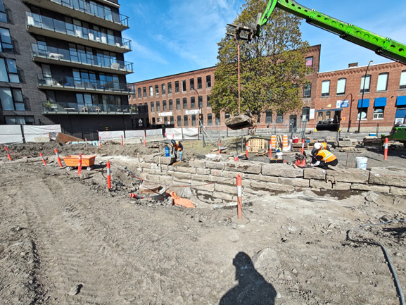 Partie nord: consolidation du mur vestige de l’ancien bassin © Ville de Montréal