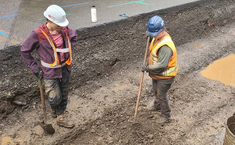 Une dizaine d'archéologues sont déployés pour les fouilles sur la rue de Maisonneuve.|800x0