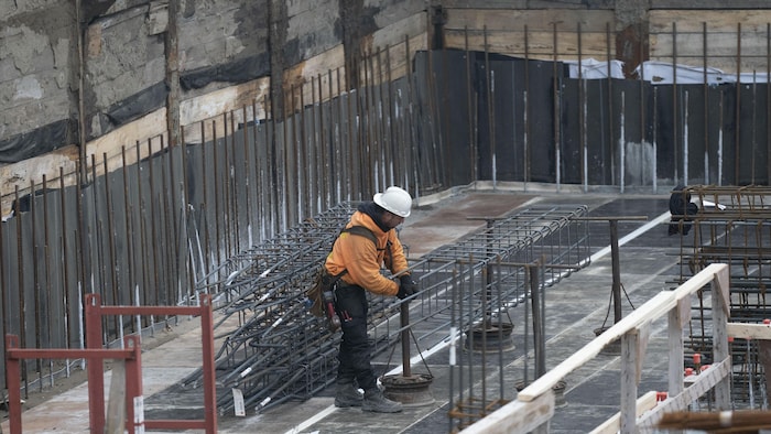 Un travailleur s'active sur un chantier de construction.