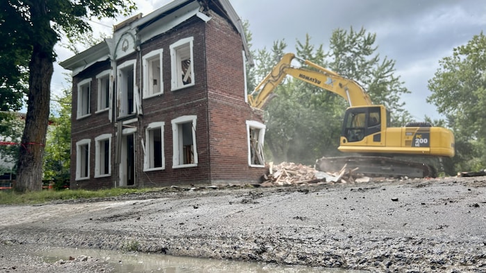 Une bâtisse en cours de démolition.