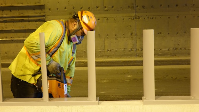 Un travailleur sur le chantier du pont-tunnel Louis-Hippolyte-La Fontaine.
