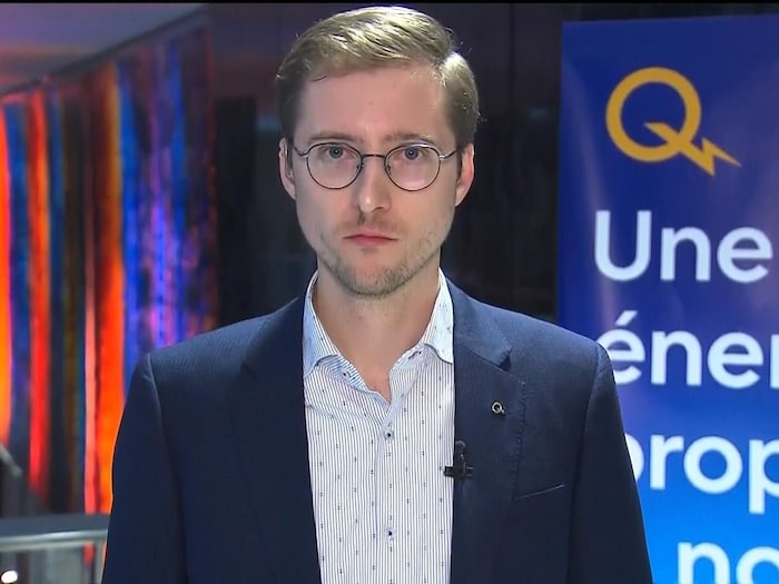 Le représentant d'Hydro-Québec regarde droit dans l'objectif de la caméra, lors d'une entrevue télévisée.