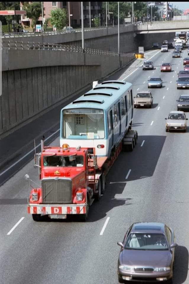 Camion-remorque transportant une voiture du métro MR-63 sur l'autoroute Décarie
