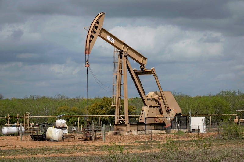 Un puits de pétrole dans un site d’extraction près de Cotulla, au Texas.|800x533.59375