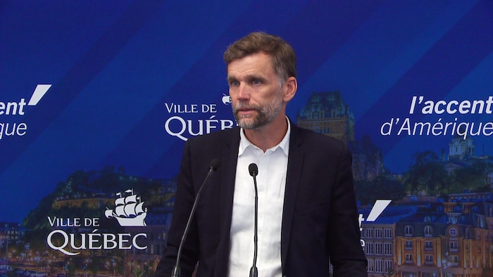 Le maire de Québec arborait une barbe lundi, lorsqu'il a rencontré les médias pour la première fois depuis son retour de vacances.