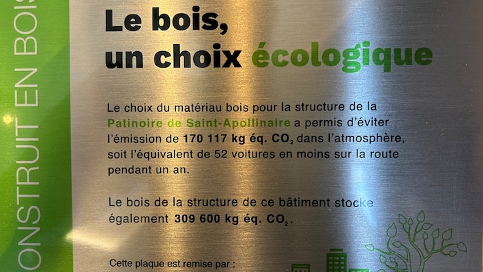 Une affiche sur l'impact environnemental du choix du bois dans la construction.