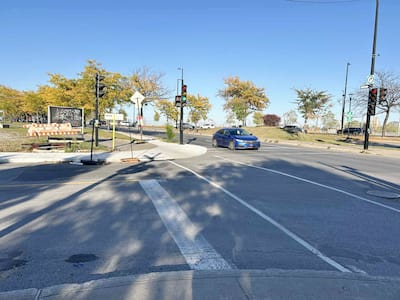 La piste cyclable qui longe le boulevard René-Lévesque est peu visible à l'intersection de la rue Parthenais.