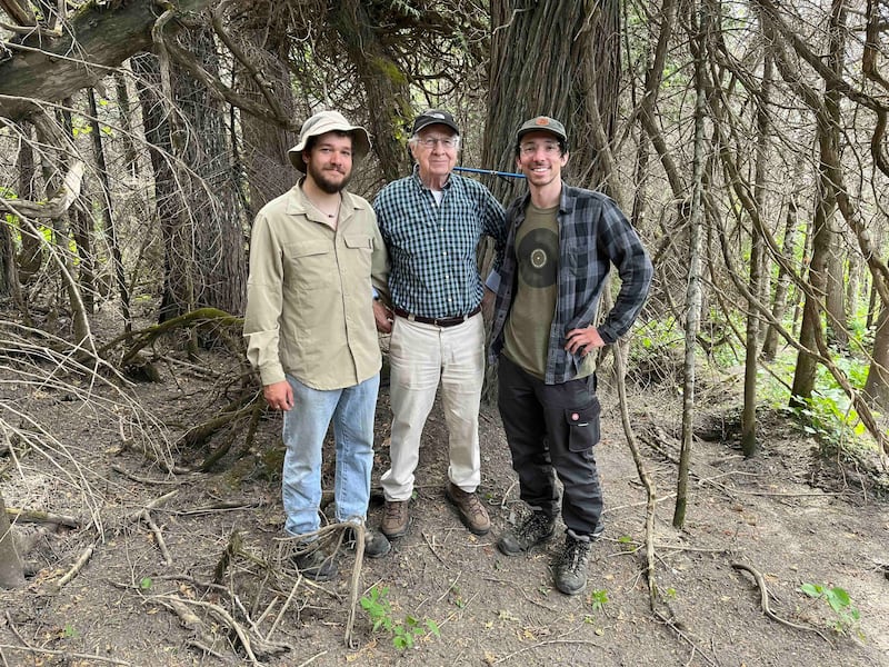 Viateur de Champlain entouré des deux chercheurs universitaires, Antoine Lachance et Alex Pace, qui ont évalué l'âge de sept cèdres datant de 353 à 670 ans.