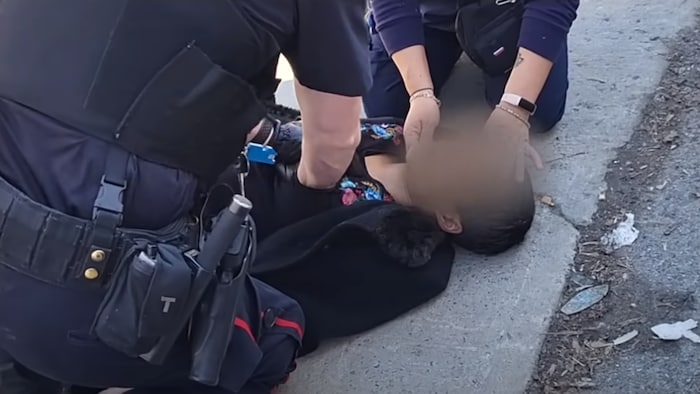Un policier tente de réanimer une femme victime d'une surdose dans une rue d'Ottawa.
