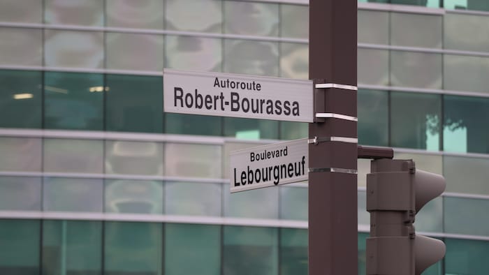 Les enseignes de rues de l'autoroute Robert-Bourassa et du boulevard Lebourgneuf.