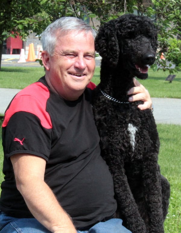 Richard McLean avec Lugo, son deuxième chien d'assistance, à l'époque où il recevait sa rente d'invalidité.