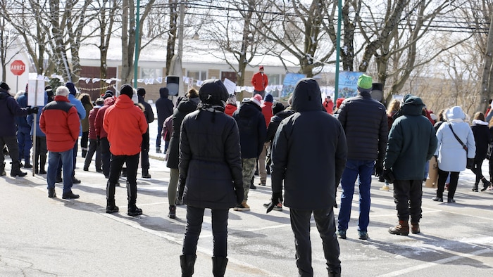 Des personnes manifestent à l'extérieur lors d'une journée d'avril.