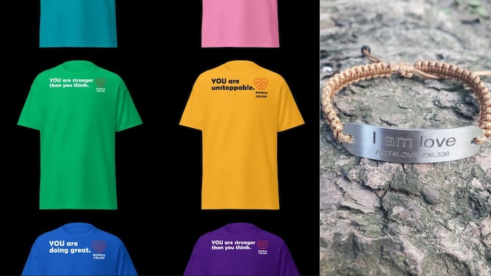 Des chandails colorés avec des messages de bienveillance, ainsi qu'un bracelet.