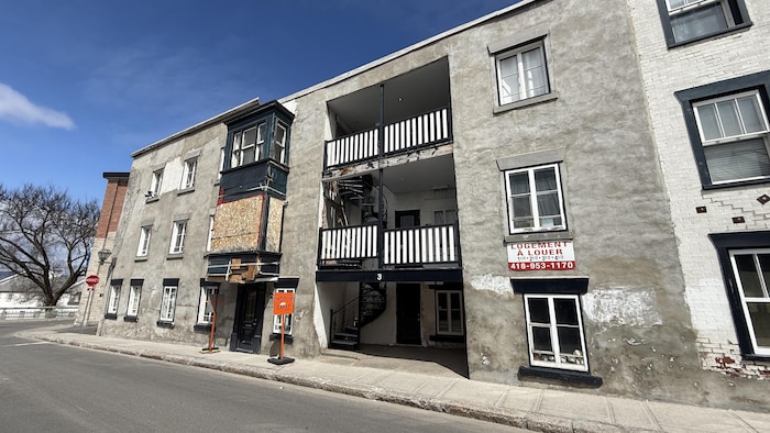 Un bâtiment patrimonial du Vieux-Québec en état de délabrement.