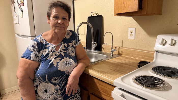 Une femme dans sa cuisine, à San Luis, en Arizona.