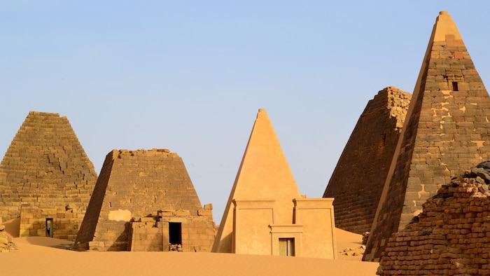 Quelques pyramides plus petites, plus étroites et plus pointues que celles construites en Égypte.