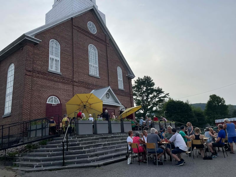 Place Léo permet à la communauté de Saint-Léonard-de-Portneuf de se rassembler pour toutes sortes d'occasions.