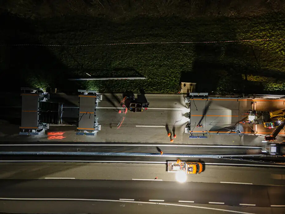 PHOTO TIRÉE DU SITE D’OFROU — Assemblage du pont de chantier mobile OFROU
