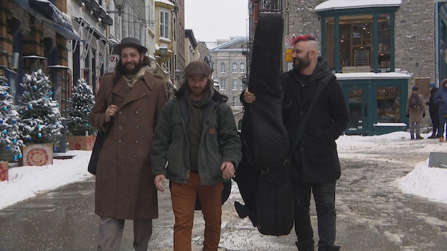 Birdie Veilleux, Anthony Ferland et Olivier Amyot-Ladouceur, trois des quatre membres de la formation québécoise de jazz manouche festif La Coupabangue!.