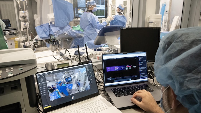 Des techniciens enregistrent l'intervention de l'électrophysiologiste Alexios Hadjis.