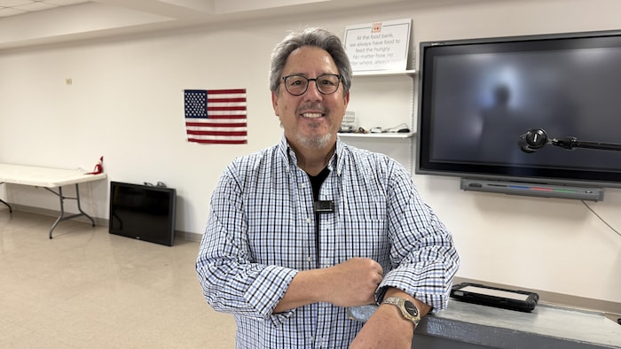 Le président des républicains du comté de Yuma appuyé sur son lutrin.