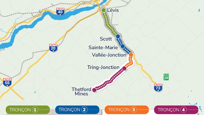 Carte géographique illustrant le projet de tronçons ferroviaires au sud de Québec en janvier 2026. La ligne traverse les municipalités de Lévis, Scott, Sainte-Marie, Vallée-Jonction, Tring-Jonction et Thetford Mines. Une légende en bas de l'image distingue deux statuts : les tronçons 1 (vert) et 2 (bleu) sont indiqués comme étant « En exploitation », tandis que les tronçons 3 (orange) et 4 (pourpre) sont identifiés comme des « Travaux en cours de réalisation ».