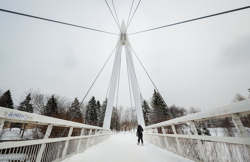 La passerelle des Trois-Sœurs relie les quartiers Saint-Roch et Vanier.|800x519.4805194805194