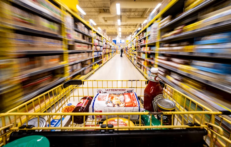 Au Québec, la Loi sur la protection du consommateur interdit de «faussement invoquer une réduction de prix ou de faussement indiquer un prix courant sur un bien».
