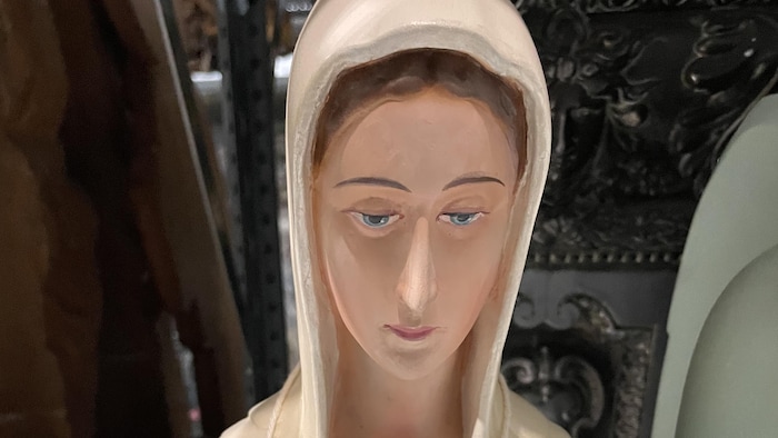 Une statue qui se trouve dans la réserve de l'Oratoire Saint-Joseph. Il s'agit d'une statue de Marie qui regarde vers le sol.