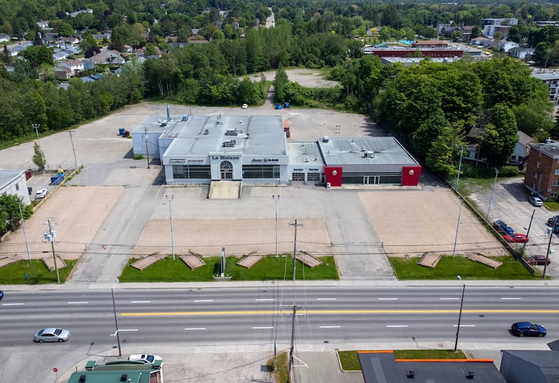 Le terrain de l'ancien concessionnaire La Maison Chrysler de Charlesbourg fait 375 000 pieds carrés.|800x548.8000000000001