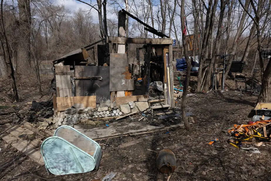PHOTO MARTIN TREMBLAY, LA PRESSE — Un campement construit en bois incendié dans un boisé en bordure de la rue Notre-Dame.